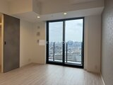 パークアクシス五反田スカイタワー 広々とした窓から都市風景を望むリビング空間