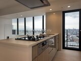 パークアクシス五反田スカイタワー 高層階からの開放的な眺望が広がるモダンなキッチンスペース