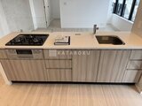 パークアクシス五反田スカイタワー 木目調のキャビネットとガスコンロ