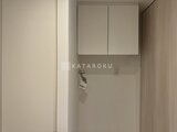 パークアクシス五反田スカイタワー 洗面台上部の鏡付き収納と落ち着いた色合いの洗面室