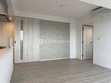 パークアクシス五反田スカイタワー モダンな内装のリビングダイニングと洋室への動線が広がる空間