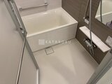 パークアクシス五反田スカイタワー ゆとりのある浴室に浴槽とシャワーブースが備わった様子