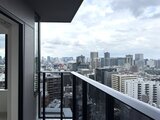 パークアクシス五反田スカイタワー 高層階からの眺望が広がるモダンなバルコニー空間