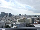 パークアクシス五反田スカイタワー 高層階からの開放的な眺望で、都市景観が広がる様子