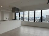 パークアクシス五反田スカイタワー 開放的な大窓から市街地を望むリビングダイニングキッチン