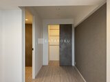 パークアクシス五反田スカイタワー 複数の出入口を備えた廊下スペースの様子