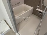 パークアクシス五反田スカイタワー 浴槽とシャワーブースが備わったモダンな浴室