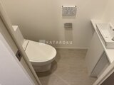 パークアクシス五反田スカイタワー 温白色照明で明るくまとめたトイレ空間
