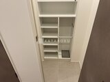 パークアクシス五反田スカイタワー 可動棚とハンガーパイプを備えた玄関の収納スペース