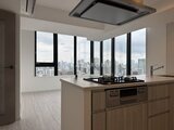 パークアクシス五反田スカイタワー 大きな窓から都市景観が望めるモダンなアイランドキッチン