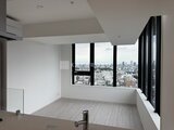 パークアクシス五反田スカイタワー 窓から都市景観を望む明るいリビングダイニング空間