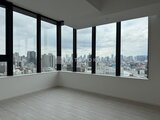パークアクシス五反田スカイタワー 大きな窓から都市風景を望む開放的なリビングダイニング