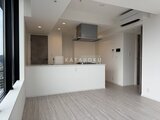パークアクシス五反田スカイタワー 白を基調とした対面キッチン付きのリビングダイニング空間