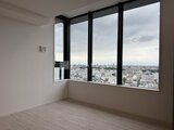 パークアクシス五反田スカイタワー 開放的な窓から街並みが広がる落ち着いた洋室