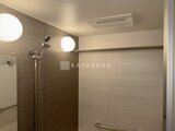 パークアクシス五反田スカイタワー モダンな壁面とシャワーヘッド、丸型ライトが配された浴室