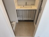 パークアクシス五反田スカイタワー 木目調の洗面化粧台と広めの洗面スペース