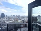 パークアクシス五反田スカイタワー 高層階から見た開放的な都市景観と黒枠の窓