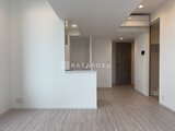パークアクシス五反田スカイタワー 開放的なリビングダイニングと白いキッチンカウンター