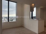 パークアクシス五反田スカイタワー 大きな窓から都市景観が見える明るいリビングダイニング