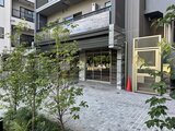 ザ・レジデンス・オブ・トーキョーN15 緑が映える中庭から見たモダンな建物エントランス