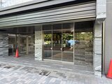 ザ・レジデンス・オブ・トーキョーN15 モダンなタイル張りの外壁と大きなガラス窓を備えたエントランス