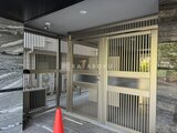 ザ・レジデンス・オブ・トーキョーN15 エントランスアプローチのモダンな門扉と落ち着いた素材感の外観