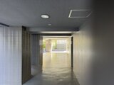 ザ・レジデンス・オブ・トーキョーN15 モダンな共用廊下から明るいリビングへ続く開放的な空間