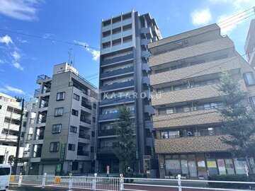 ザ・レジデンス・オブ・トーキョーN15 周辺の建物に囲まれた、落ち着いた印象の建物外観