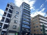 ザ・レジデンス・オブ・トーキョーN15 前面道路から見た、モダンなデザインの建物外観