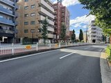 ザ・レジデンス・オブ・トーキョーN15 前面道路から見た建物周辺の街並みと整備された敷地の様子