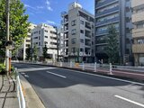 ザ・レジデンス・オブ・トーキョーN15 前面道路から見た建物周辺の街並みと緑のある風景