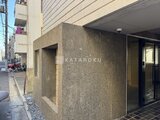 ザ・トリアス錦糸町 建物前面の落ち着いた印象のエントランスと玄関ドア