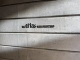 ザ・トリアス錦糸町 コンクリート打ちっ放しの壁面にビル名が刻まれた外観