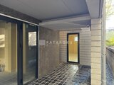 ザ・トリアス錦糸町 日当たりの良いエントランスポーチから見た建物入口の様子