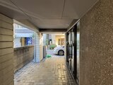 ザ・トリアス錦糸町 駐車スペースが見える建物エントランスの通路