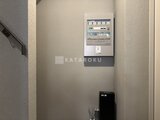 ザ・トリアス錦糸町 分電盤と給湯器が設置された玄関スペース