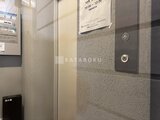 ザ・トリアス錦糸町 エレベーターホール内のボタンパネルと建物施設案内の様子