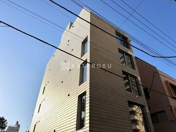 ザ・トリアス錦糸町 縦スリット窓が特徴的なモダンな建物外観