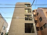 ザ・トリアス錦糸町 木調のモダンな外観で統一された建物の正面図