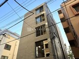 ザ・トリアス錦糸町 前面道路から見た落ち着いた色合いの建物外観