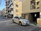 ザ・トリアス錦糸町 前面道路から見た建物外観と駐車スペースの様子