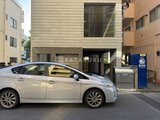 ザ・トリアス錦糸町 駐車スペースに停めた車の横から見た建物の外観