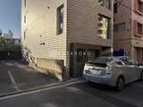 ザ・トリアス錦糸町 駐車場からみた建物外観と敷地入口の様子
