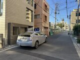 ザ・トリアス錦糸町 路地側から見た建物外観と駐車スペースの様子
