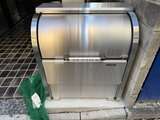ザ・トリアス錦糸町 ステンレス製の大型ゴミ箱が設置されたエントランス周辺の様子
