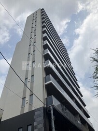 パークホームズ入谷 青空を背景に撮った建物の縦長の外観