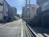 エスレジデンス住吉アクアハト 前面道路から見た建物周辺の街並みと采光が入る外観