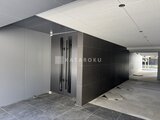 エスレジデンス住吉アクアハト 暗色タイルの壁が印象的なエントランスホール