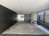 エスレジデンス住吉アクアハト ガレージスペースから外部へ向かう開放的な出入口の様子