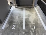 エスレジデンス住吉アクアハト 白い区画線で整理された駐車スペース